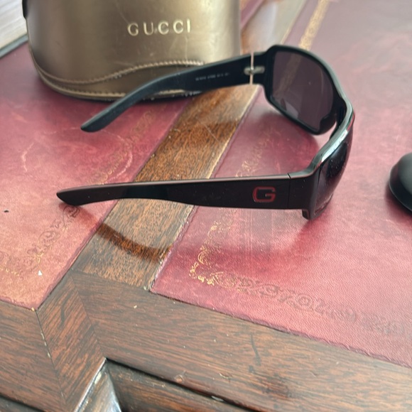 Gucci men’s sunglasses gently worn. Small scratch on left side - Picture 2 of 2